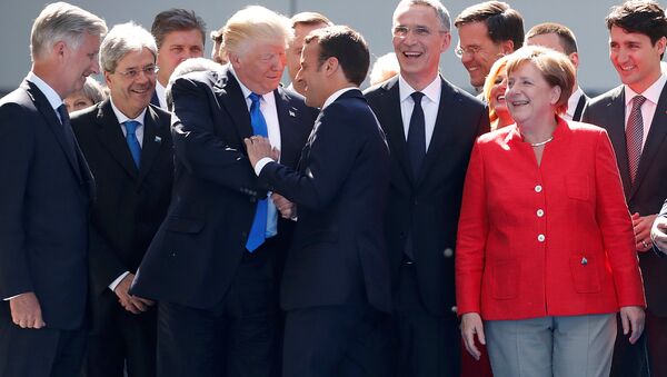From L-R, Belgium's King Philipe, Italian Prime Minister Paolo Gentiloni, U.S. President Donald Trump who shakes hands with French President Emmanuel Macron, NATO Secretary General Jens Stoltenberg, Dutch Prime Minster Mark Rutte, German Chancellor Angela Merkel, and Canada's Prime Minister Justin Trudeau gather with NATO member leaders to pose for a family picture before the start of their summit in Brussels, Belgium, May 25, 2017 - Sputnik Afrique