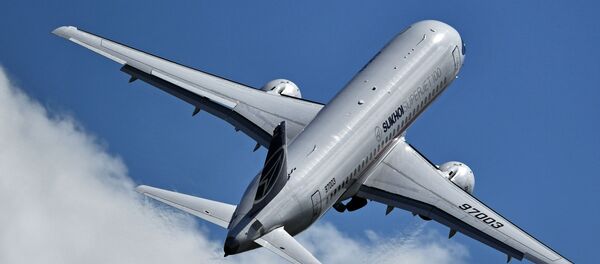 Самолет Sukhoi Superjet 100 выполняет демонстрационный полет на Международном авиационно-космическом салоне МАКС-2017 в Жуковском Самолет Sukhoi Superjet 100 выполняет демонстрационный полет на Международном авиационно-космическом салоне МАКС-2017 в Жуковском - Sputnik Afrique