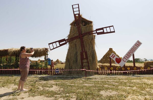 Un stade, un labyrinthe et un moulin en paille dans un parc de la région de Stavropol - Sputnik Afrique