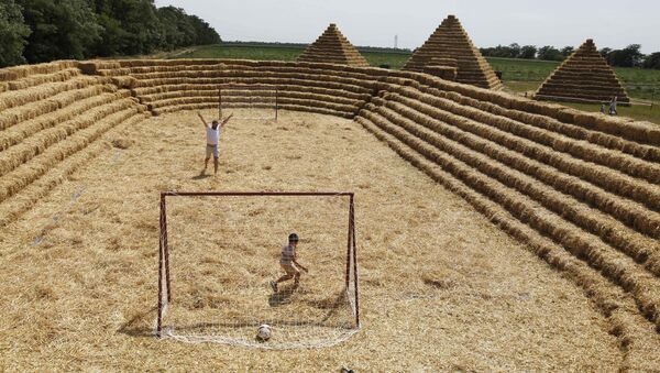 Un stade, un labyrinthe et un moulin en paille dans un parc de la région de Stavropol - Sputnik Afrique