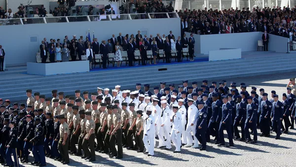 US-Truppen marschieren vor Donald Trump und Emmanuel Macron während der Parade in Paris - Sputnik Afrique