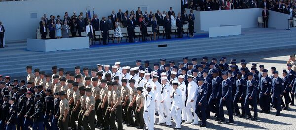 US-Truppen marschieren vor Donald Trump und Emmanuel Macron während der Parade in Paris - Sputnik Afrique