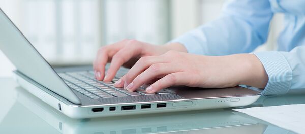 Женщина работает за ноутбуком - Sputnik Afrique