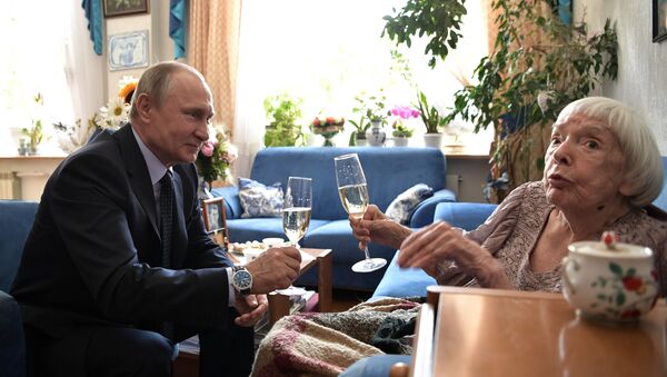 Президент РФ В. Путин поздравил с 90-летием Людмилу Алексееву - Sputnik Afrique