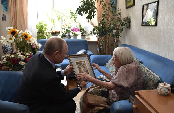 Vladimir Poutine offre un cadeau à Lioudmila Alexeïeva  - Sputnik Afrique