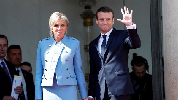 French President Emmanuel Macron and his wife Brigitte Trogneux wave to French President Francois Hollande (not pictured) as he leaves after the handover ceremony at the Elysee Palace in Paris, France, May 14, 2017 - Sputnik Afrique