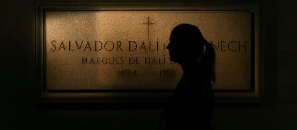 A woman walks past a stone of Salvador Dali's tomb inside the Teatre-Museu Dali (Theater-Museum Dali) in Figueres, north of Barcelona, Spain July 13, 2017. - Sputnik Afrique