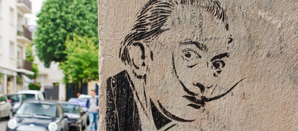 Un graffiti con el retrato de Salvador Dalí - Sputnik Afrique