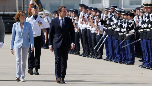 French President Emmanuel Macron (R), French Minister of the Armed Forces Florence Parly (C) and newly-named Chief of the Defence Staff French Army General Francois Lecointre (L) review troops as they arrive at the military base in Istres, southern France, July 20, 2017. - Sputnik Afrique