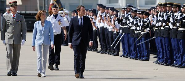 French President Emmanuel Macron (R), French Minister of the Armed Forces Florence Parly (C) and newly-named Chief of the Defence Staff French Army General Francois Lecointre (L) review troops as they arrive at the military base in Istres, southern France, July 20, 2017. - Sputnik Afrique