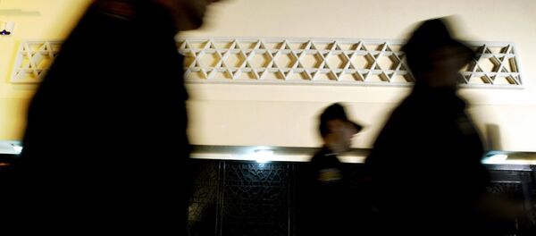 Turkish policemen patrolling during the Neve Shalom Synagogue's opening ceremony in Istanbul, 11 October 2004. - Sputnik Afrique