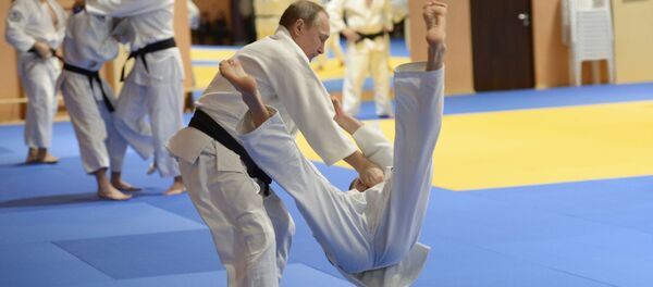 Президент России Владимир Путин на тренировке с членами сборной команды России по дзюдо - Sputnik Afrique