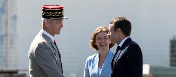 French President Emmanuel Macron greets newly-named Chief of the Defence Staff French Army General Francois Lecointre near French Defence Minister Florence Parly during a visit at the military base in Istres, southern France, July 20, 2017. - Sputnik Afrique