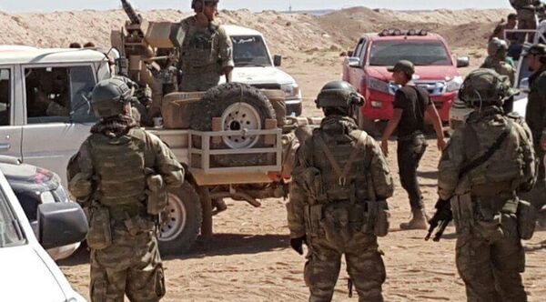 ABD Özel Kuvvetler Komutanlığı'na bağlı 29 Asker bu sabah Suriye’nin kuzeyindeki El Bab operasyonuna destek olmak amacıyla Çobanbey kabasına geldiler ancak ÖSO’nun tepkisiyle karşılaştılar. - Sputnik Afrique