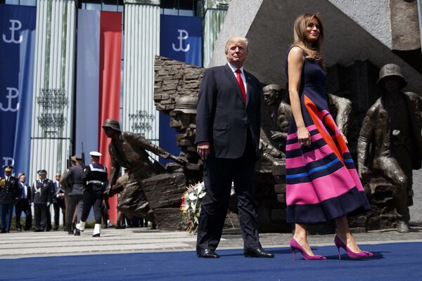 Melania Trump portant les escarpins à talons aiguille Melania Trump portant les escarpins à talons aiguille - Sputnik Afrique
