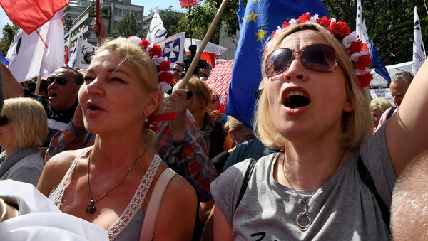 Protesty przeciwko reformie sądownictwa w Warszawie - Sputnik Afrique