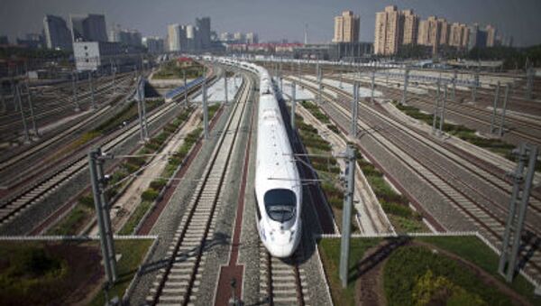 CRH high-speed train leaves the Beijing South Station for Shanghai during a test run on the Beijing-Shanghai high-speed railway in Beijing, China - Sputnik Afrique