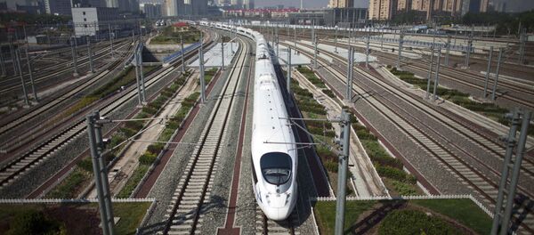 CRH high-speed train leaves the Beijing South Station for Shanghai during a test run on the Beijing-Shanghai high-speed railway in Beijing, China CRH high-speed train leaves the Beijing South Station for Shanghai during a test run on the Beijing-Shanghai high-speed railway in Beijing, China - Sputnik Afrique