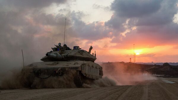 An Israeli Merkava tank rolls back from the Gaza Strip to an army deployment near Israel's border with the Palestinian enclave on August 3, 2014 - Sputnik Afrique