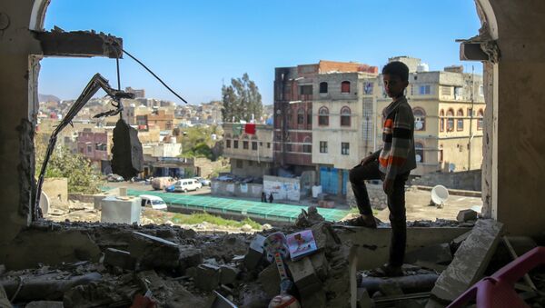 A Yemeni boy checks the damage following a mortar shell attack on the country's flashpoint southern city of Taez on February 3, 2016, as clashes between fighters from the Popular Resistance Committees, loyal to Yemen's fugitive President and Shiite Huthi rebels continue. - Sputnik Afrique