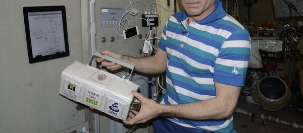 Um cientista da TPU mostra o satélite fabricado por uma impressora 3D - Sputnik Afrique