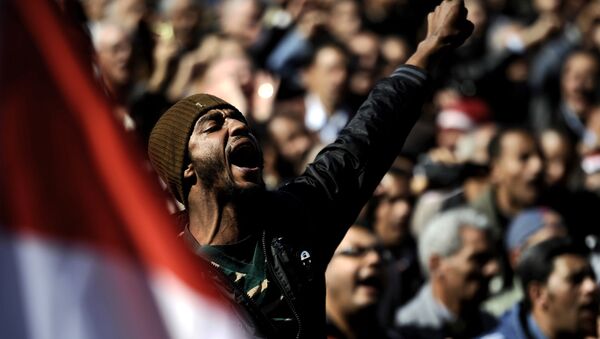 An Egyptian man shouts slogans against the military in Cairo's Tahrir Square on December 23, 2011 as people gathered for a mass rally against the ruling military, which sparked outrage when its soldiers were taped beating women protesters. - Sputnik Afrique