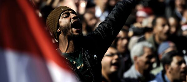 An Egyptian man shouts slogans against the military in Cairo's Tahrir Square on December 23, 2011 as people gathered for a mass rally against the ruling military, which sparked outrage when its soldiers were taped beating women protesters. - Sputnik Afrique