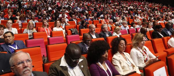 Conference attendee sit during the opening of the 9th International AIDS Society conference on HIV Science on July 23, 2017, in Paris. - Sputnik Afrique