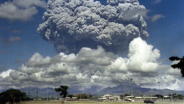 a giant mushroom cloud of steam and ash exploding out of Mount Pinatubo volcano - Sputnik Afrique