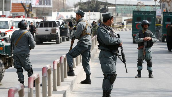 Afghan policemen keep watch at the site of a blast and gunfire at a military hospital in Kabul, Afghanistan March 8, 2017 - Sputnik Afrique