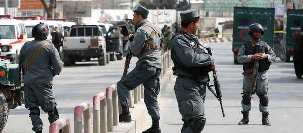 Afghan policemen keep watch at the site of a blast and gunfire at a military hospital in Kabul, Afghanistan March 8, 2017 - Sputnik Afrique
