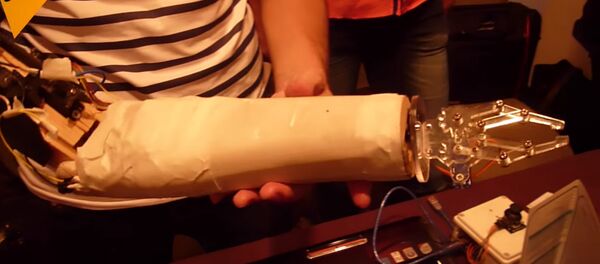 Des prothèses de bras à bas prix créées par des étudiants syriens (vidéo) Des prothèses de bras à bas prix créées par des étudiants syriens (vidéo) - Sputnik Afrique