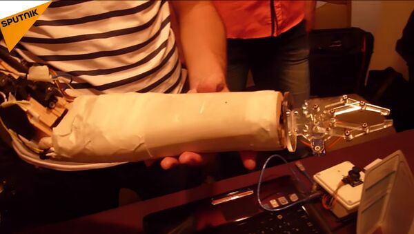 Des prothèses de bras à bas prix créées par des étudiants syriens (vidéo) - Sputnik Afrique