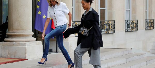 Rihanna und Frankreichs First Lady Brigitte Macron - Sputnik Afrique