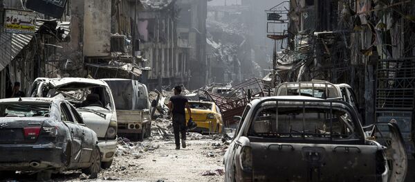 Мужчина идет по району старого города в Мосуле, Ирак - Sputnik Afrique