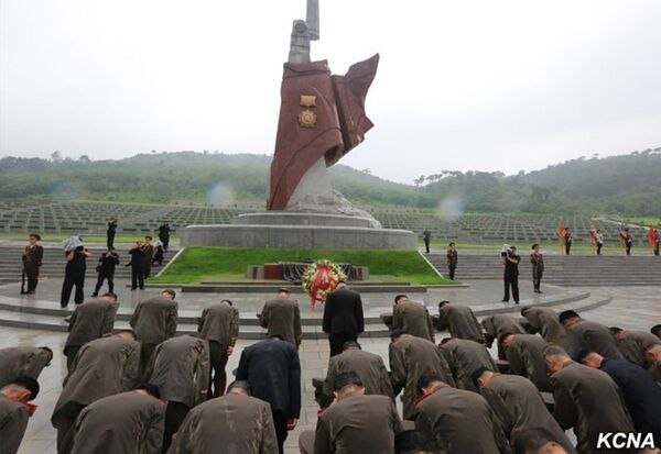 Kim Jong-un rend hommage aux libérateurs de la patrie  - Sputnik Afrique