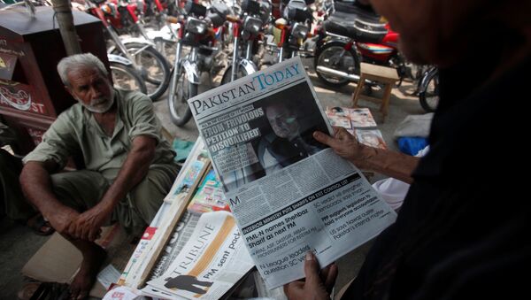 A man reads a newspaper with news about the disqualification of Pakistan's Prime Minister Nawaz Sharif by the Supreme Court, at a news stand in Peshawar, Pakistan July 29, 2017. - Sputnik Afrique