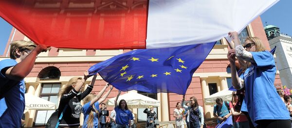 Young people wave Polish and European Union flags during the yearly Schumann Parade supporting EU ideas, in Warsaw, Poland, Saturday, May 7, 2016. - Sputnik Afrique