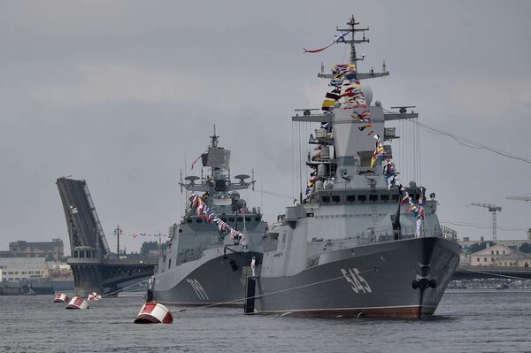 Défilé naval dans les eaux de la Neva consacré au Jour de la marine russe - Sputnik Afrique