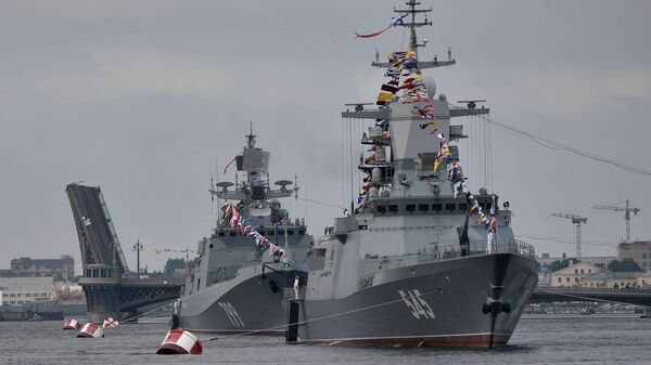 Défilé naval dans les eaux de la Neva consacré au Jour de la marine russe - Sputnik Afrique