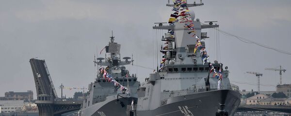 Défilé naval dans les eaux de la Neva consacré au Jour de la marine russe - Sputnik Afrique