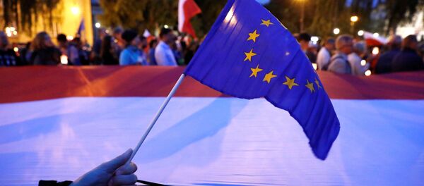 Drapeaux européen et polonais - Sputnik Afrique