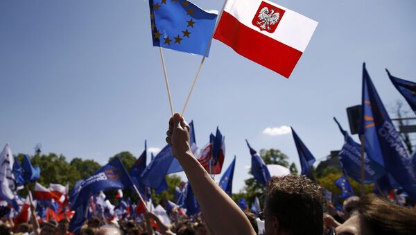 People wave EU and Polish flags as they march during anti-government demonstration organized by main opposition parties in Warsaw, Poland May 7, 2016. - Sputnik Afrique