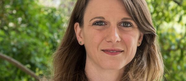 Laurianne Rossi dans le jardin des Quatre colonnes du palais Bourbon en 2017. Laurianne Rossi dans le jardin des Quatre colonnes du palais Bourbon en 2017. - Sputnik Afrique