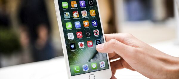 Новый смартфон iPhone 7 в торговом центре ГУМ в Москве - Sputnik Afrique
