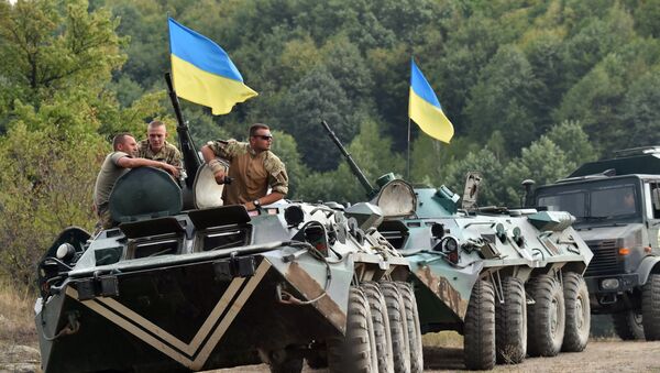 Ukrainian servicemen rest on their tank after taking part in military exercises on the shooting range of Ukrainian forces near Ghytomyr, some 150 km west of Kiev, on August 11, 2015. - Sputnik Afrique