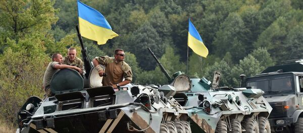 Ukrainian servicemen rest on their tank after taking part in military exercises on the shooting range of Ukrainian forces near Ghytomyr, some 150 km west of Kiev, on August 11, 2015. - Sputnik Afrique