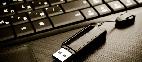 Компьютерная клавиатура и флешка - Sputnik Afrique