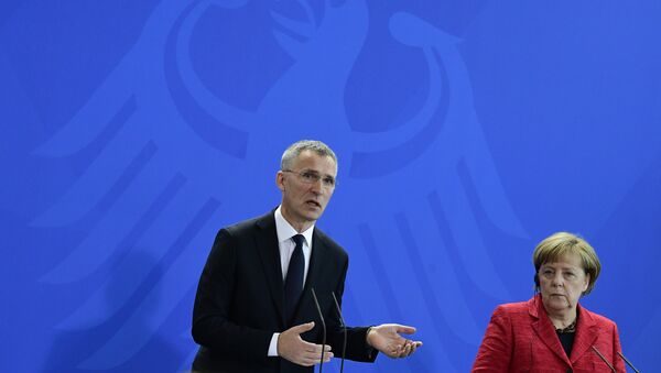 Nato-Generalsekretär Jens Stoltenberg und Bundeskanzlerin Angela Merkel - Sputnik Afrique