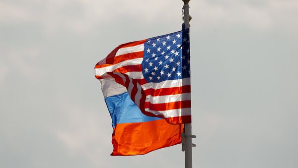 U.S. and Russian national flags wave on the wind (File) - Sputnik Afrique